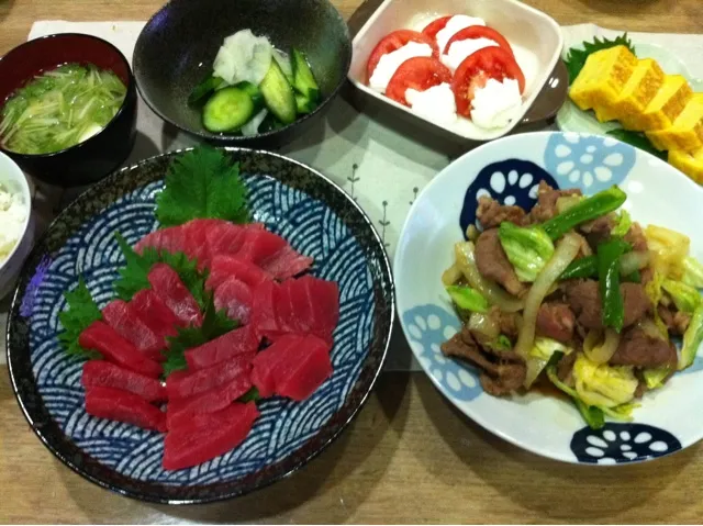 まぐろ刺身・生ラム肉と野菜のジンギスカンたれ炒め・玉子焼・トマトと水切りヨーグルトのカプレーゼ風・キュウリ大根浅漬け・豆腐水菜の味噌汁|まーままさん