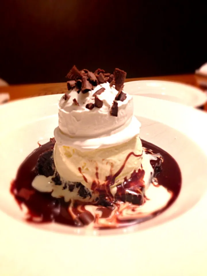 ♡TOWER of Hot chocolate browny with  Vanilla ice cream n whipped cream in chocolate source pond...:) ♡|chikoさん