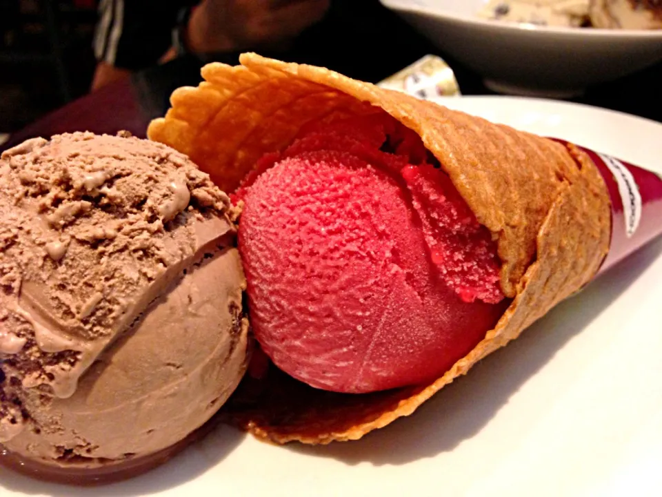 chocolate chocolate chip ice cream & raspberry sorbet|hweeyhさん