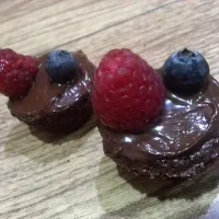 brownie bites with nutella and berries ^_^|Nina Albeloushiさん