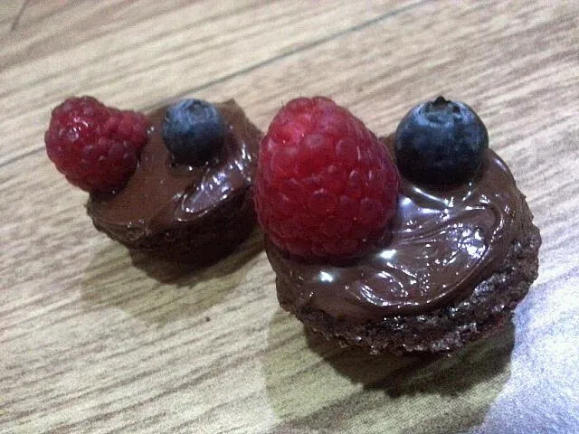 brownie bites with nutella and berries ^_^|Nina Albeloushiさん