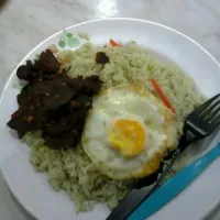 Snapdishの料理写真:nasi goreng + telur mata + paru sambal|Qhasehさん