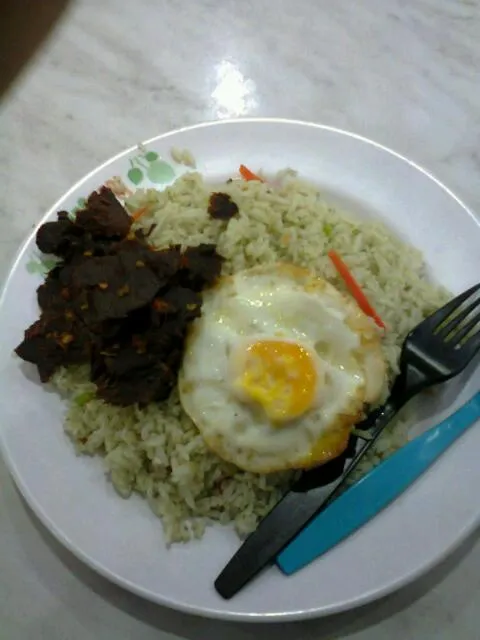 Snapdishの料理写真:nasi goreng + telur mata + paru sambal|Qhasehさん