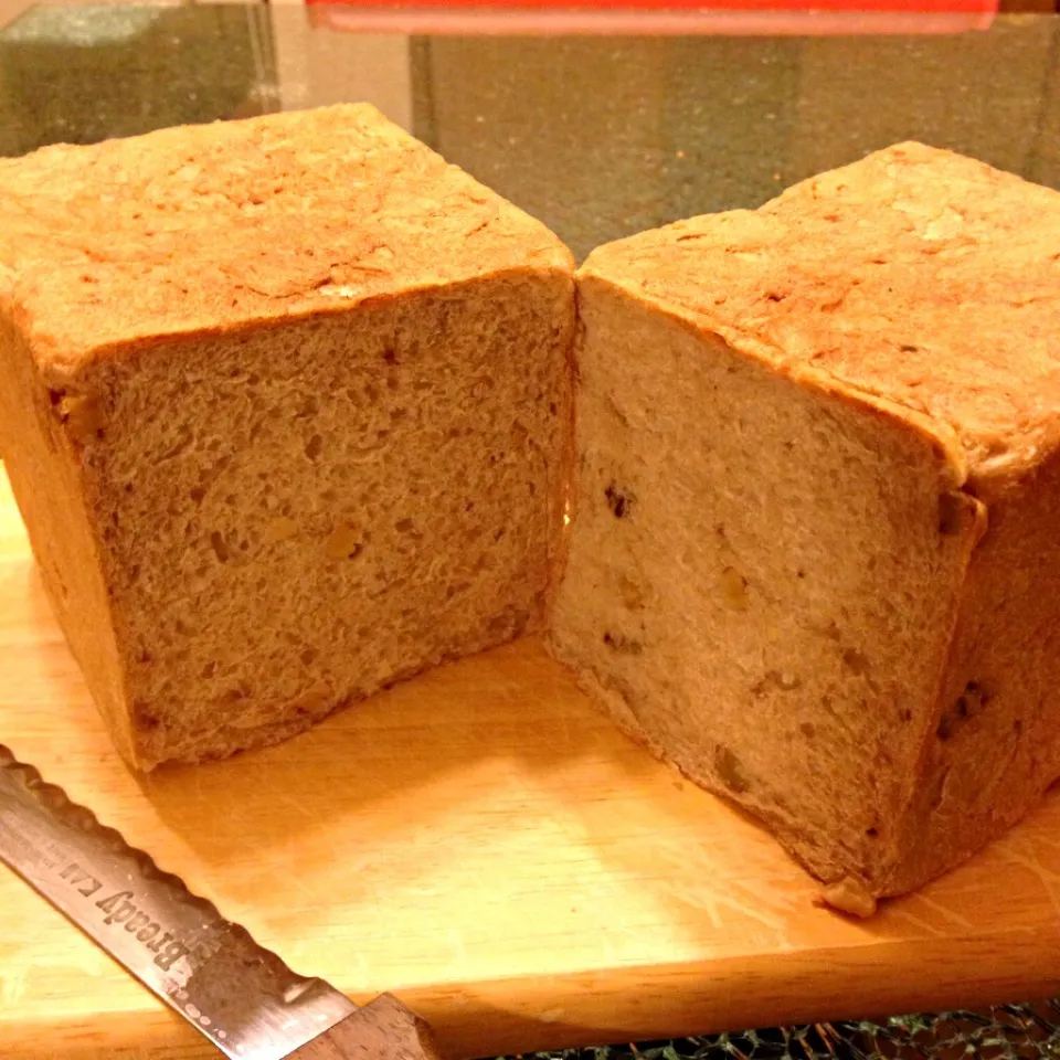 クルミと全粒粉で角食🍞|ゆんさん