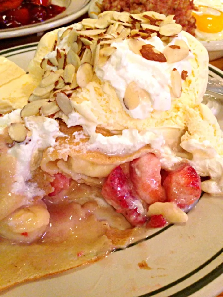 Banana and Streberry Crepe with almond, whipped cream & ice cream|小環さん