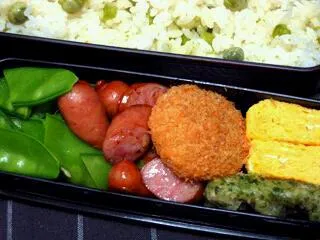 お弁当（豆ご飯、コロッケ、卵焼き、ちくわの磯部揚げ、ウインナー、茹でさやえんどう）|すーさん