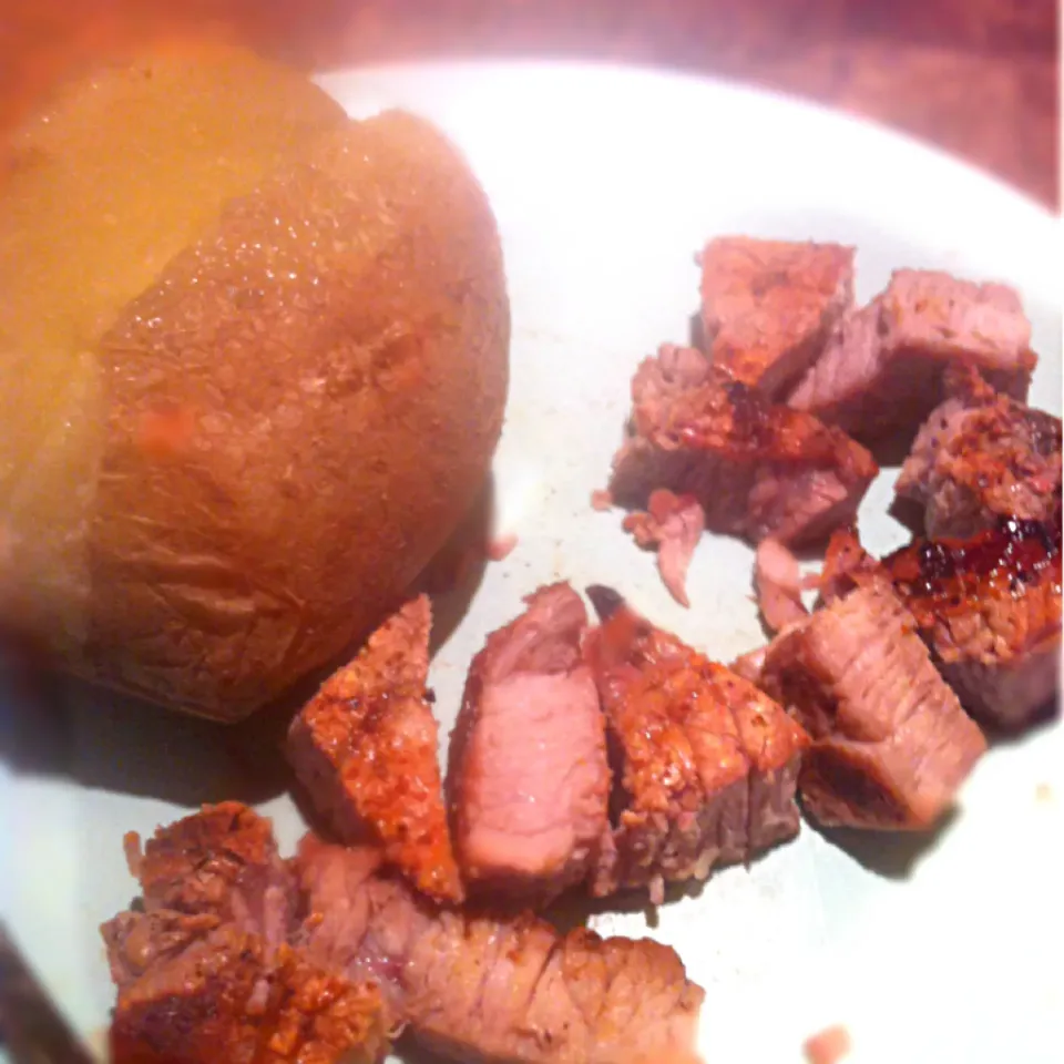 Steak, plain baked potatoe. Healthy healthy healthy😋😏|hannahさん