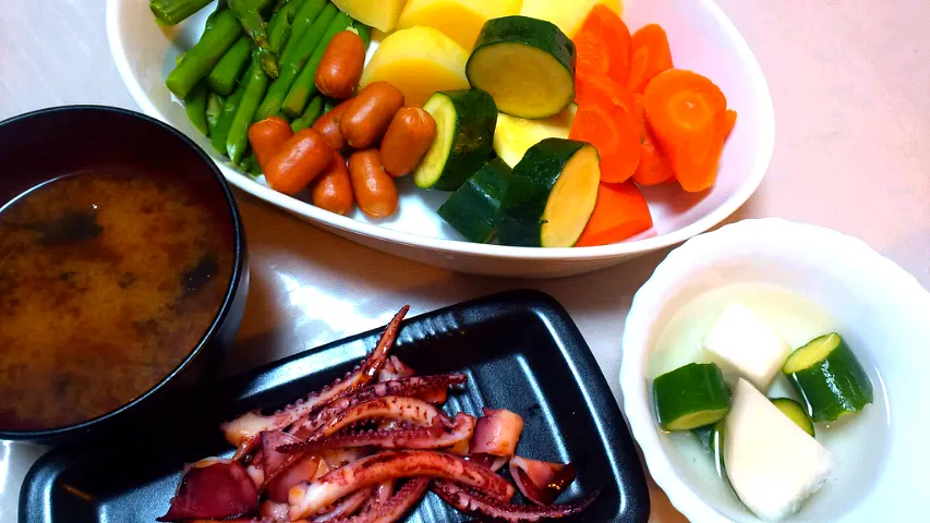 昨日の晩御飯。

･温野菜サラダ
･魚久のイカゲソ （粕漬け）
･海苔の味噌汁
･漬物|さくらごぜんさん