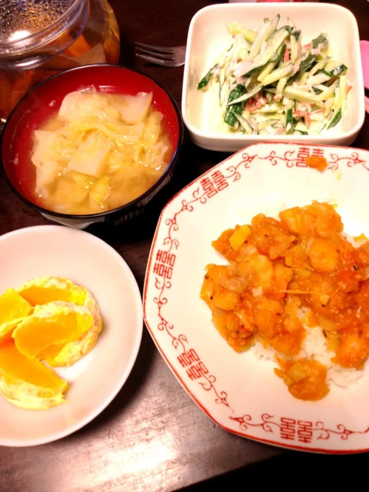 エビチリ丼、胡瓜とカニカマのサラダ、キャベツたっぷり味噌汁、オレンジ|IGGYさん