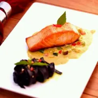 Grilled salmon with squid ink fettucine and green curry pesto sauce|phanuphan manthananonthさん