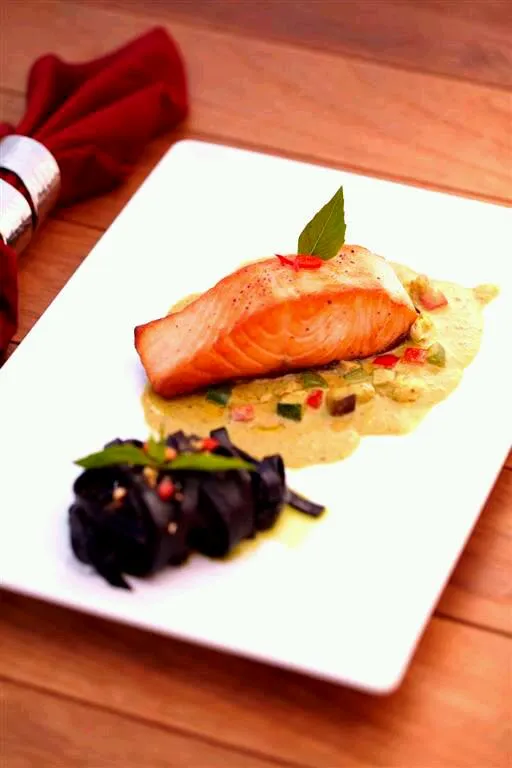 Snapdishの料理写真:Grilled salmon with squid ink fettucine and green curry pesto sauce|phanuphan manthananonthさん