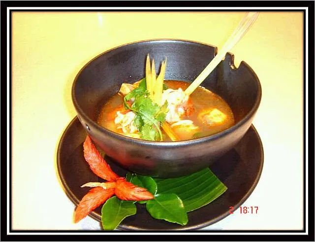 Snapdishの料理写真:hot and spicy prawns soup with thai herbs (tom yum goong)|phanuphan manthananonthさん