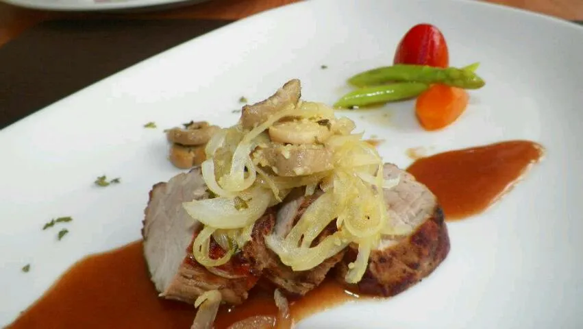 Roasted pork loin with red wine and gravy reduction sauce|phanuphan manthananonthさん