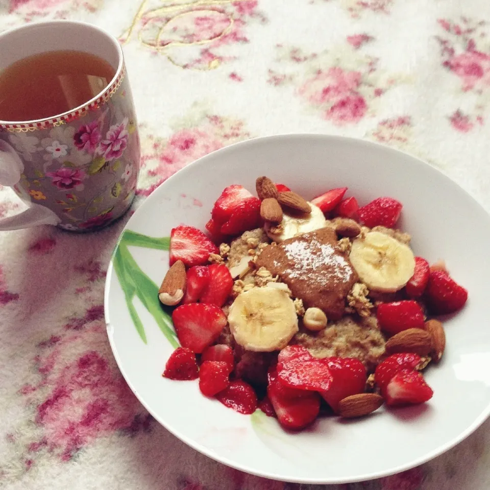 Snapdishの料理写真:Vanilla banana oatmeal with strawberries, almonds, granola and almond butter|Rianneさん