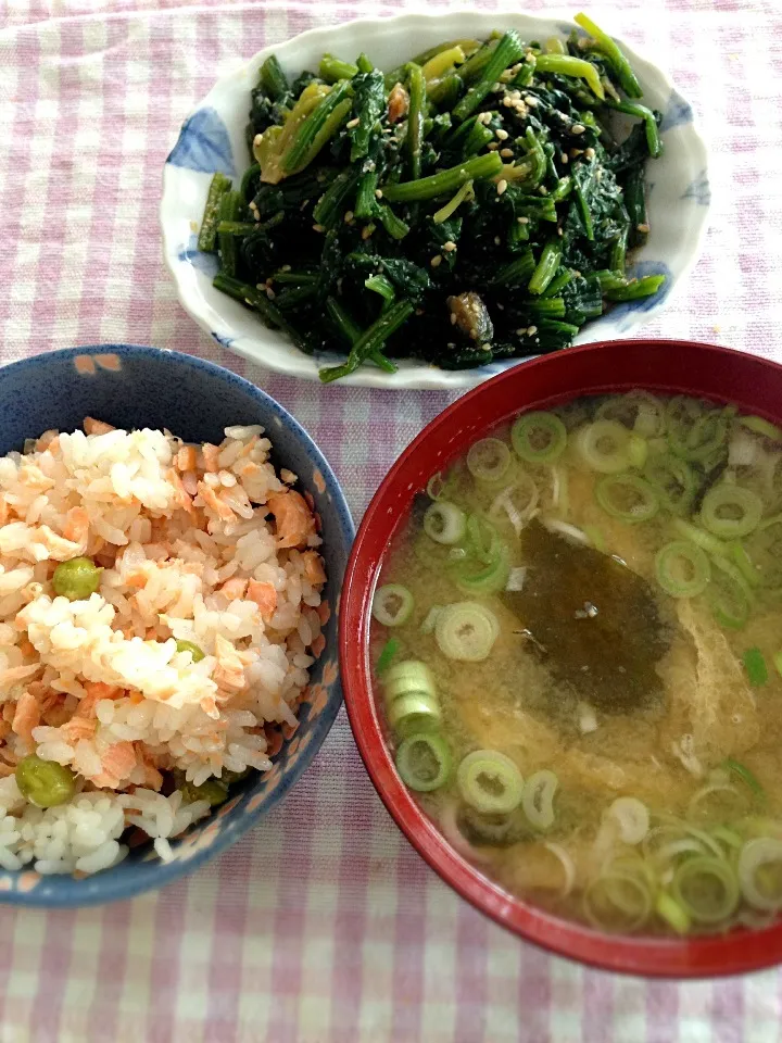 Snapdishの料理写真:シャケご飯、ワカメのお味噌汁、ほうれん草のおひたしで質素ランチ|さくたえさん