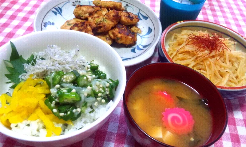 さっぱり丼(酢飯･大葉･刻み沢庵･ちりめんじゃこ･いかおくら)、鶏つくね(鶏挽肉･えのき･なめ茸･卵･青ねぎ)、じゃがいもきんぴら、お味噌汁(豆腐･わかめ･なると)|まあるさん