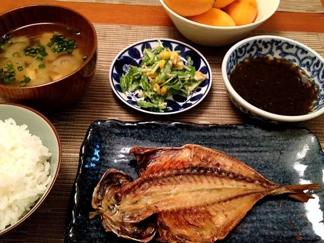 鯵の干物  水菜ツナコーンサラダ  もずく酢  味噌汁  ビワ|ikukoさん