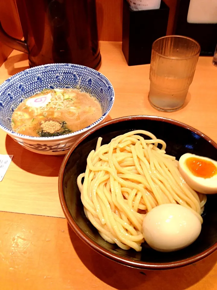 久々の出張帰りに東京駅のラーメンストリートによったら六厘舎がわりと行列が少なかったので、これまた久々に。味玉で。|gen katoさん