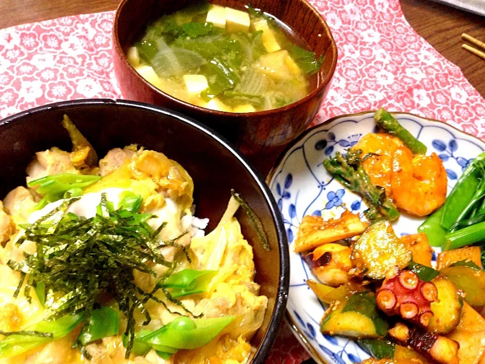 Snapdishの料理写真:親子丼 タコキム  カブの葉みそ汁|さっちさん