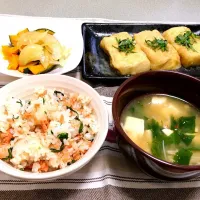 Snapdishの料理写真:鮭飯と揚げ出し高野豆腐|Haruka Nishihamaさん