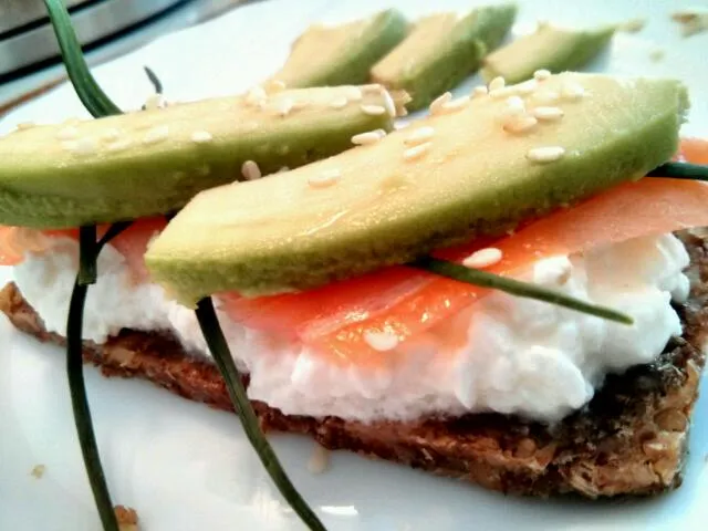 healthy dark bread with cottage cheese, salmon and avocado|viviさん