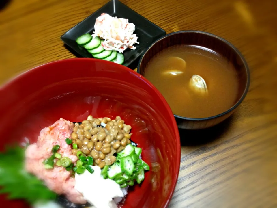 ネギトロネバネバ丼、アサリの赤出汁、エビとカニのマヨサラダ|みーさん