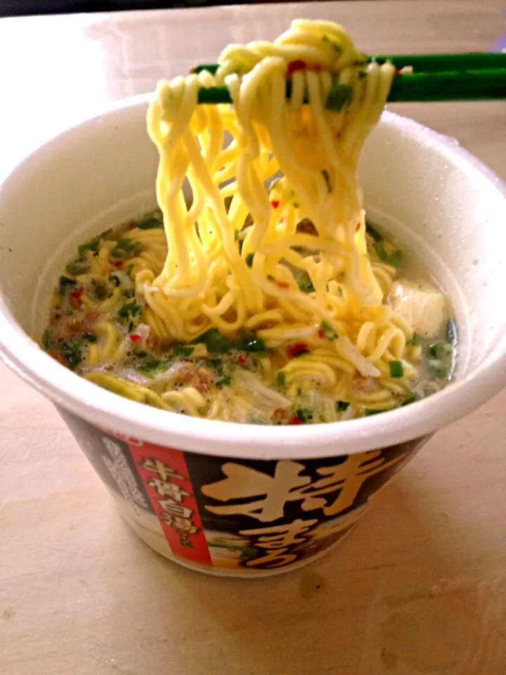 Snapdishの料理写真:エースコック 三つ星スーパーカップ1.5倍 特まろ 牛骨白湯ラーメン|ぬぬ。さん