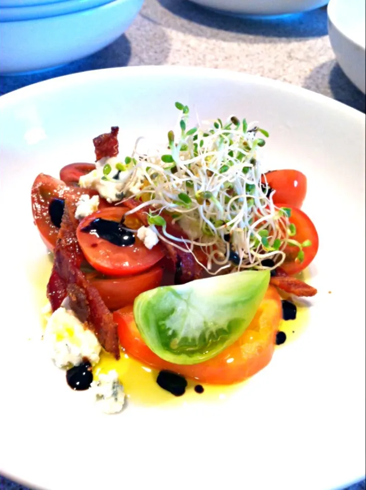 Heirloom Tomato Salad, Point Reyes Blue Cheese, Candied Bacon|chris bowdenさん