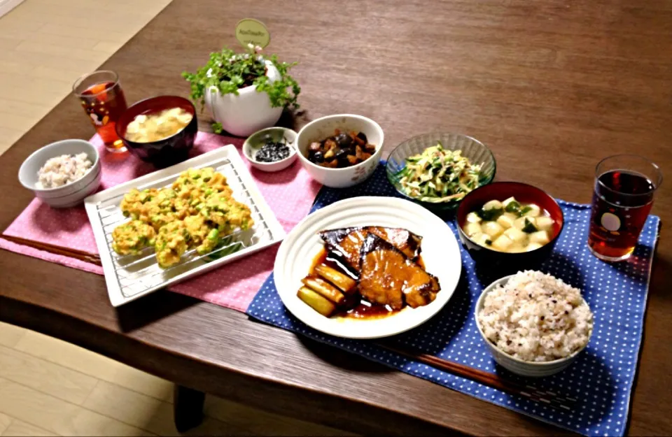 鰤と長ねぎの照焼き、そら豆のかき揚げ、豚肉と茄子の味噌煮、さきいかとミョウガのサラダ、ふのお味噌汁、雑穀米|pentarouさん