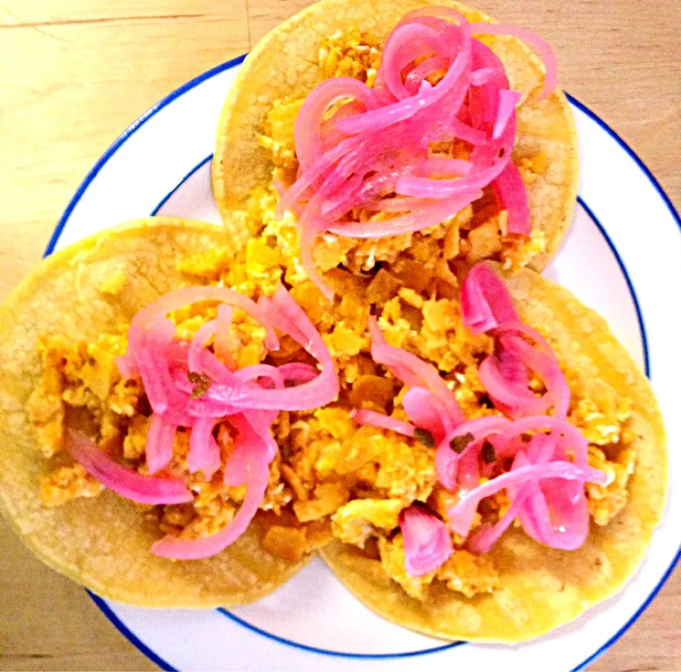 chilaquile tacos, with red onion....|Claudia Maritza Sotoさん