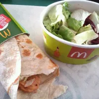 Snapdishの料理写真:Mc Wrap con ensalada.|alejandro bellocさん