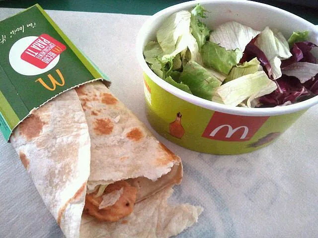 Snapdishの料理写真:Mc Wrap con ensalada.|alejandro bellocさん