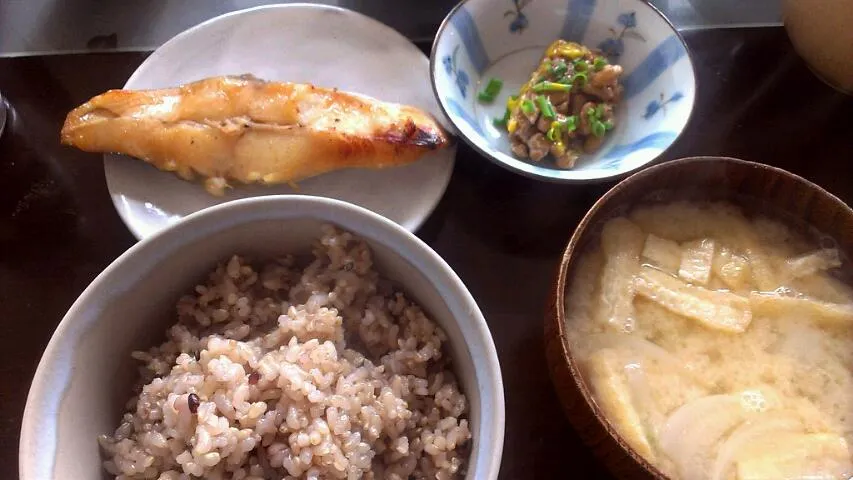 マナガツオの味噌漬け&納豆&玉ねぎと油揚げの味噌汁|まぐろさん