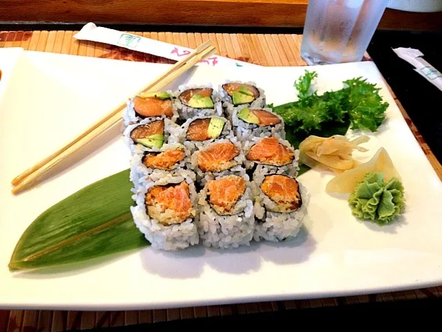 Snapdishの料理写真:Lunch Special Maki: Salmon Avocado Roll and Spicy Crunchy Salmon Roll|Hermioneさん