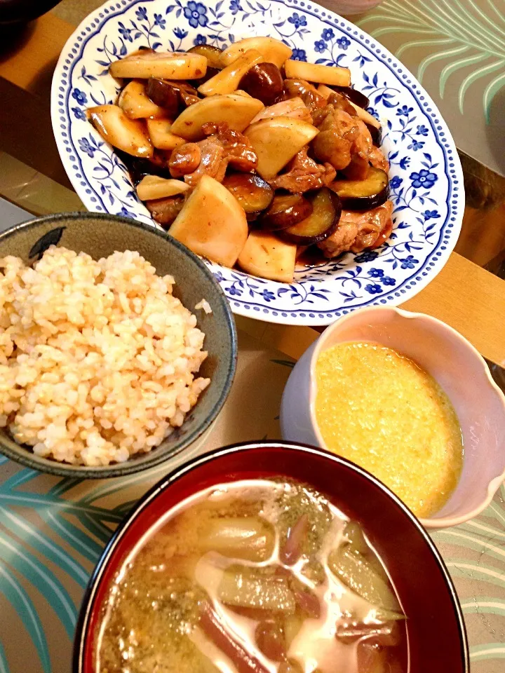 鶏とナスとカブの黒酢炒め。長芋のすりおろし。玄米。ミョウガとトロロ昆布のお味噌汁。|Tomokoさん