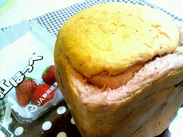 Snapdishの料理写真:ももさんのいちごの水分で作るパン!|cookさん