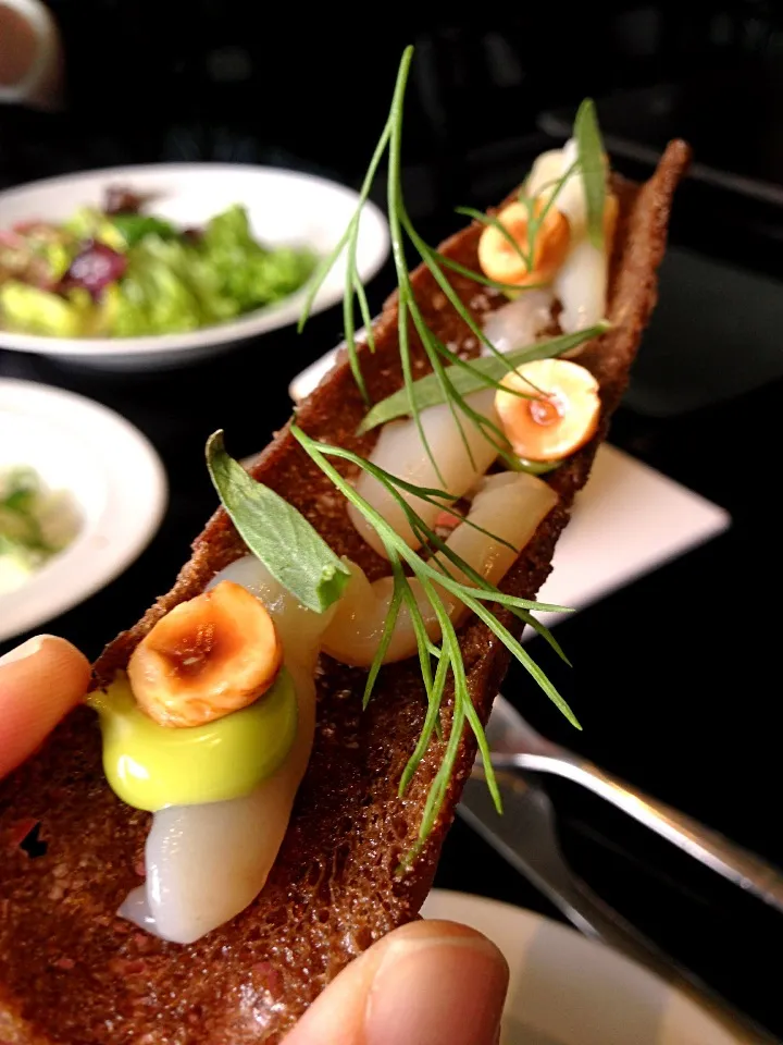 Razor clam sashimi with tarragon sauce dill n hazelnut|willzさん