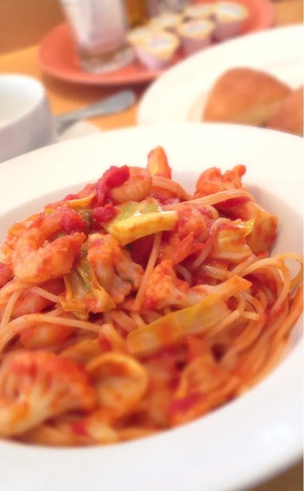 エビとキャベツとカリフラワーのトマトソースパスタ|寺尾真次さん