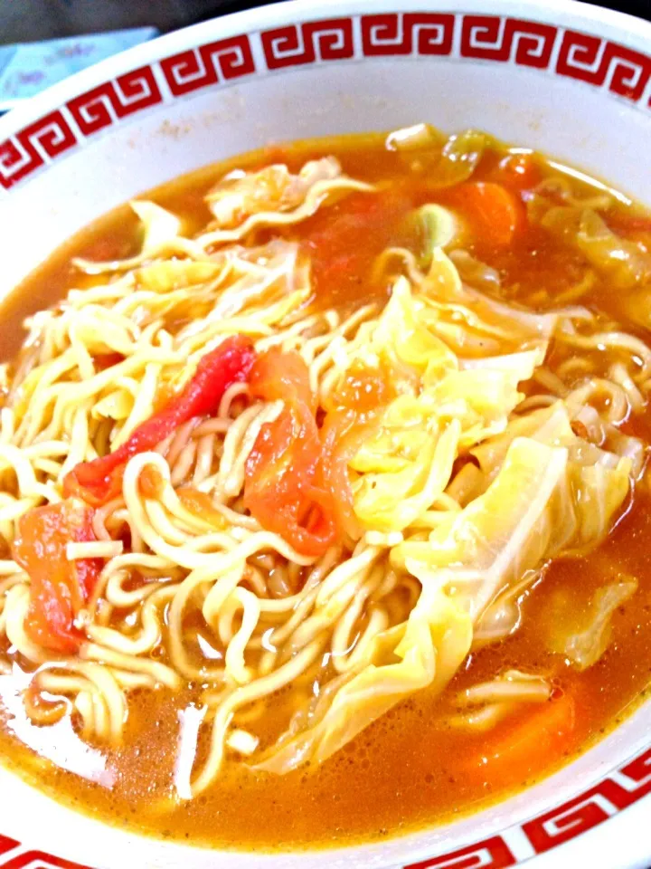 マルちゃん正麺醤油味でトマトラーメン|すえたけさん