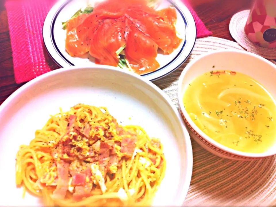 ●ベーコンエッグみそ風味パスタ ●オニオンスープ ●スモークサーモンと水菜のサラダ|ぷみさん