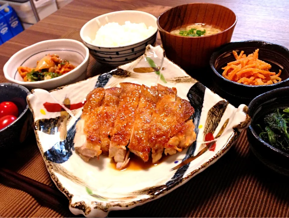 鶏もも肉の照焼き、胡麻和え二種(黒胡麻でほうれん草、白胡麻で人参)、キムチ納豆、ミニトマト、麩と油揚げの味噌汁、ごはん|サチさん