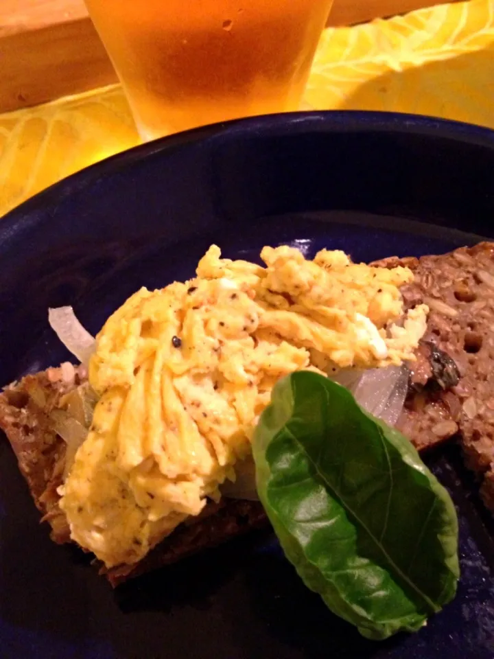 Kippers on rugbrød with scrambled eggs and onion.|Halfdan Rumpさん