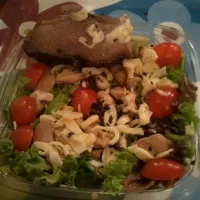 Snapdishの料理写真:Ensalada verde, tomates, queso, pollo y carne.|alejandro bellocさん