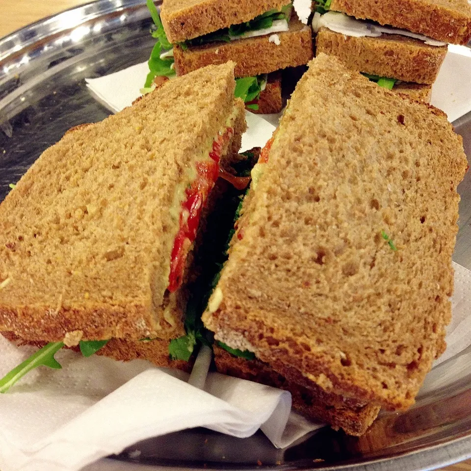 Sandwich with biologic hummus, grilled bell pepper and arugula|Rianneさん