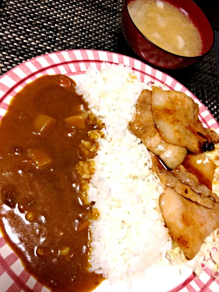 #夕飯  全部のせカレーライス(キャベツ、焼肉、白米、カレー)、大根ミョーガ味噌汁。白米おかわりしたさ。|ms903さん