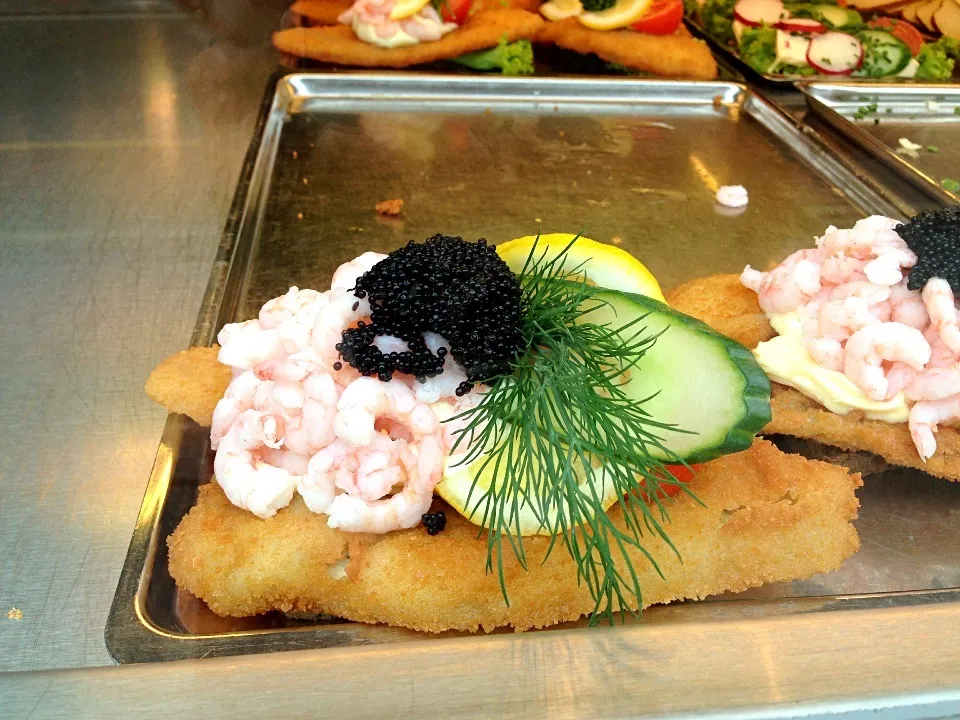 Shrimp lumpfish caviar on fried fish|willzさん