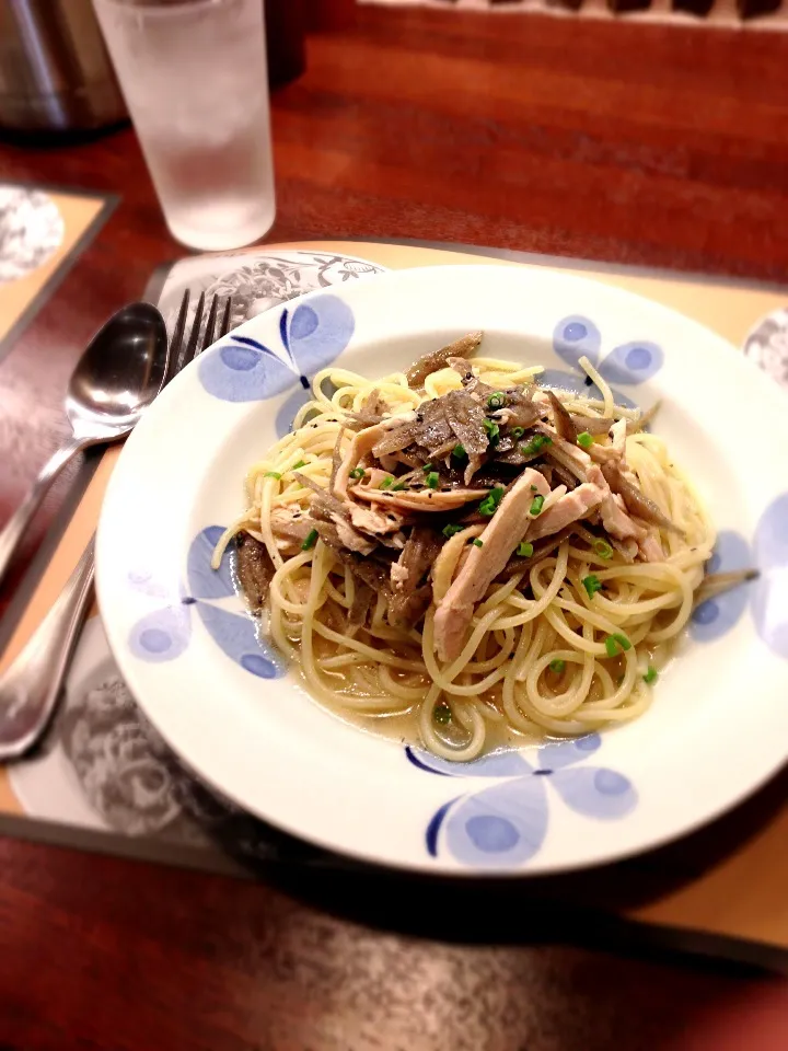 きんぴらごぼうと鶏肉の黒胡椒風味バターソース|ゆかびっちさん