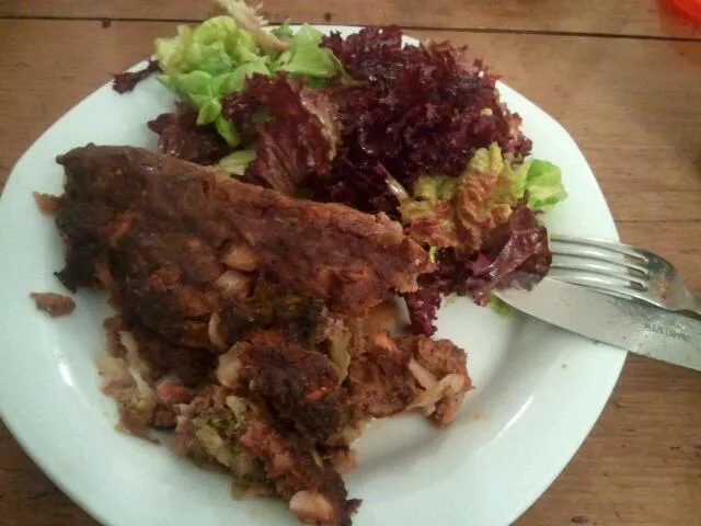 Pan de carne con ensalada verde.|alejandro bellocさん