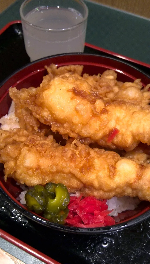 ランチは、今日まで海老天４本で４９０円の天丼。|Takashi H.さん