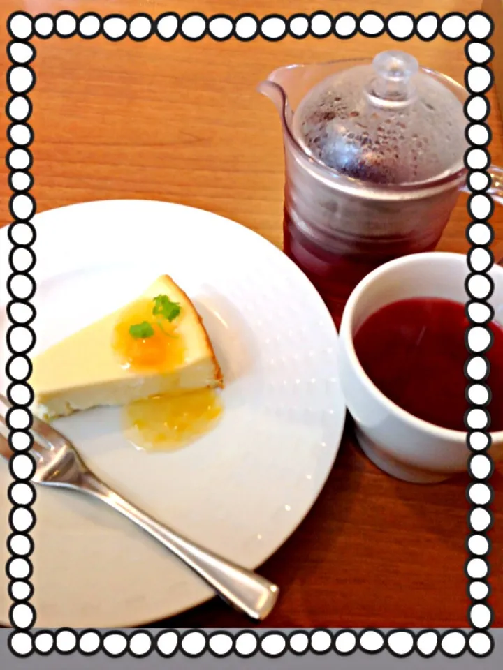 Snapdishの料理写真:ちょっとひと休み🎵チーズケーキとローズヒップティー|ニョタ🌟さん